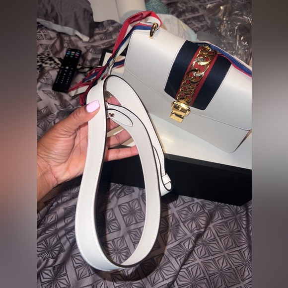 Gucci, WHITE LEATHER SYLVIE SHOULDER BAG - Picture 4 of 7